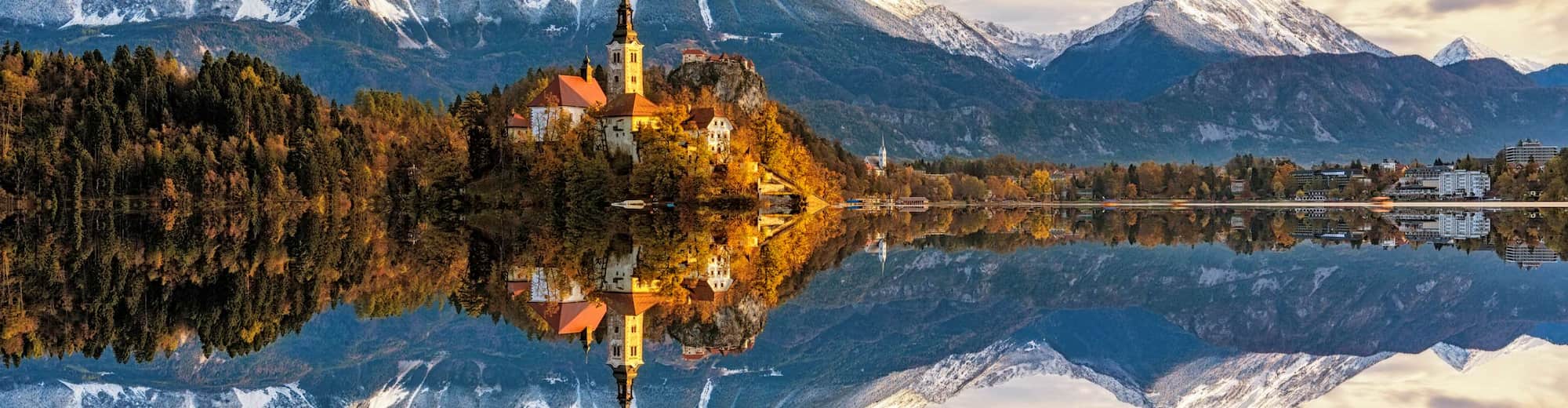 Destinasyon Sayfaları - Slovenya'da Arka Planda Dağlar Bulunan Kilise