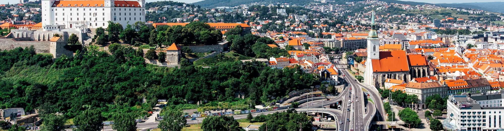 Páginas de destino - Vista área de la ciudad en Eslovaquia