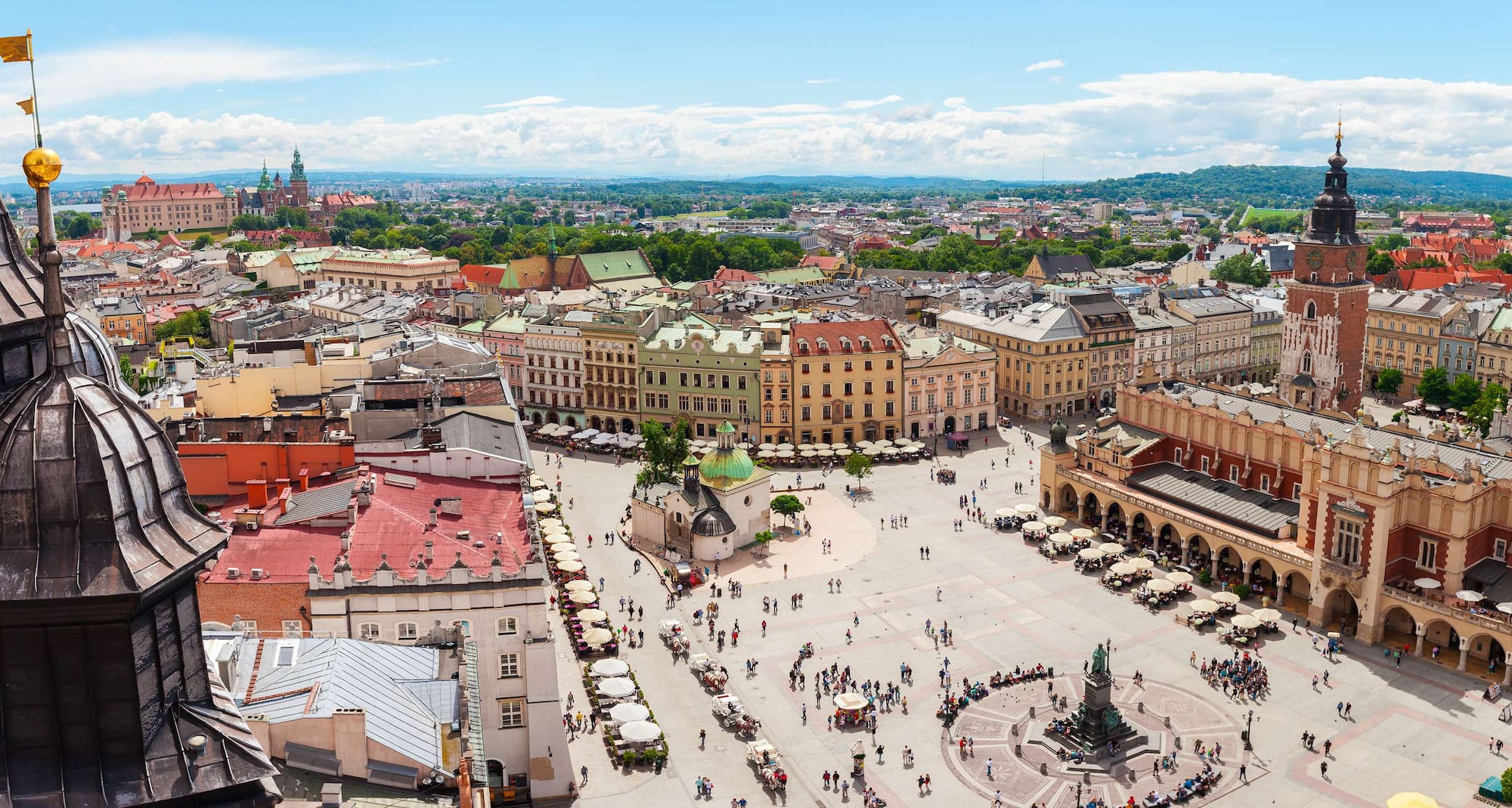 Cel podróży — Widok z lotu ptaka na rynek w polskim mieście