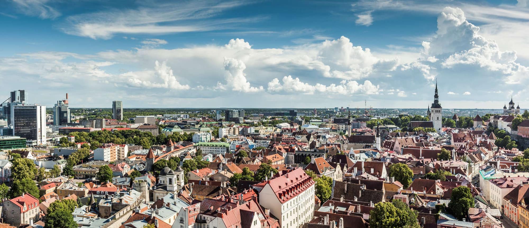 Matkakohdesivut - Ilmasta kuvattu, kattojen yli avautuva näkymä Tallinnassa