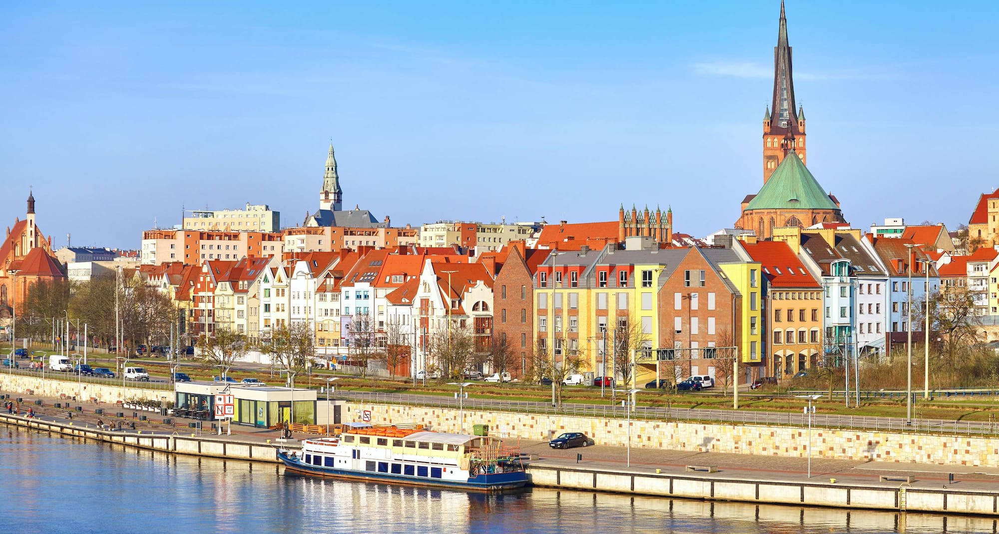Destinationssider - luftfoto af flod og by i Szczecin