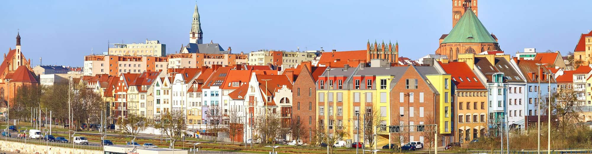 Reisemålssider – luftfoto av elv og by i Szczecin