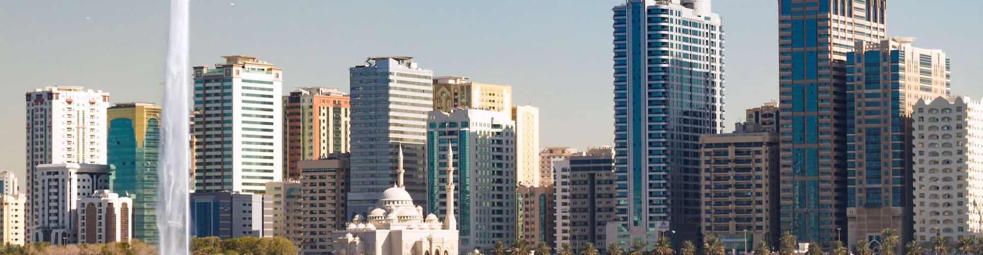 Pagine sulla destinazione - Skyline e moschea a Sharjah