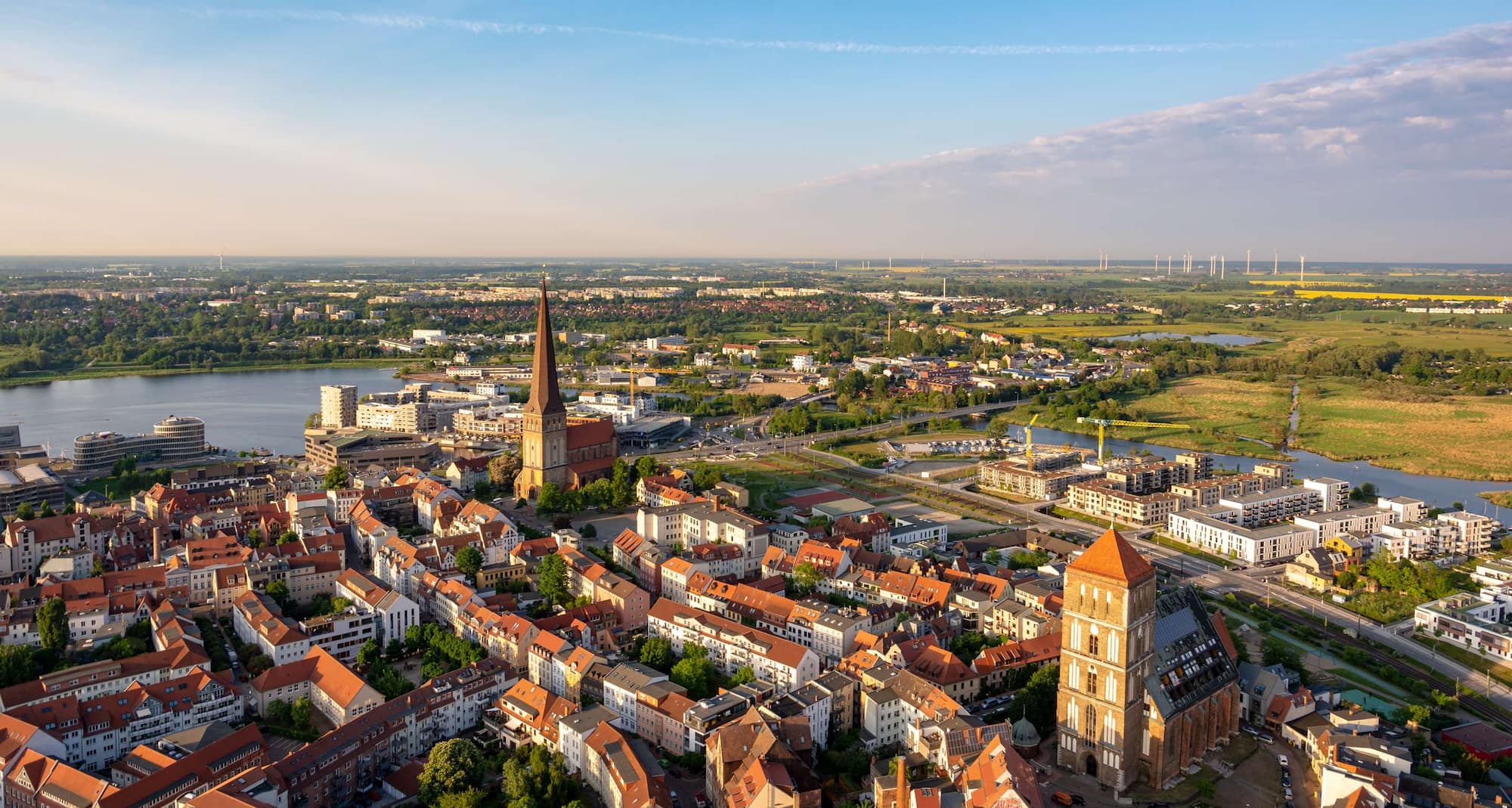 Reiseziel-Seiten - Luftaufnahme von Rostock