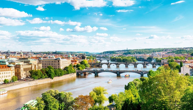 Reiseziel-Seiten - Luftaufnahme von Fluss und Stadt, Prag