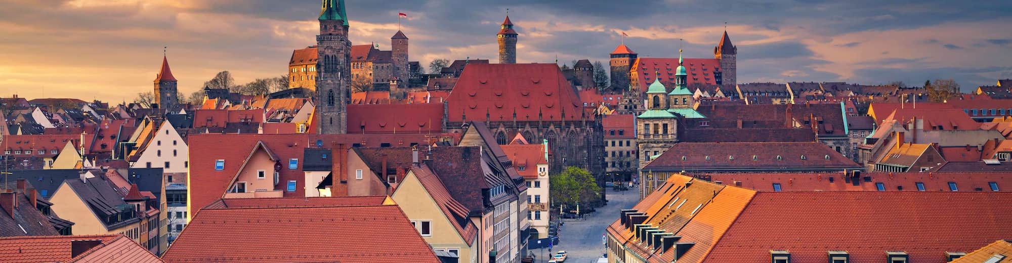 Páginas de destinos - Vista aérea da cidade velha de Nurembergue da cobertura
