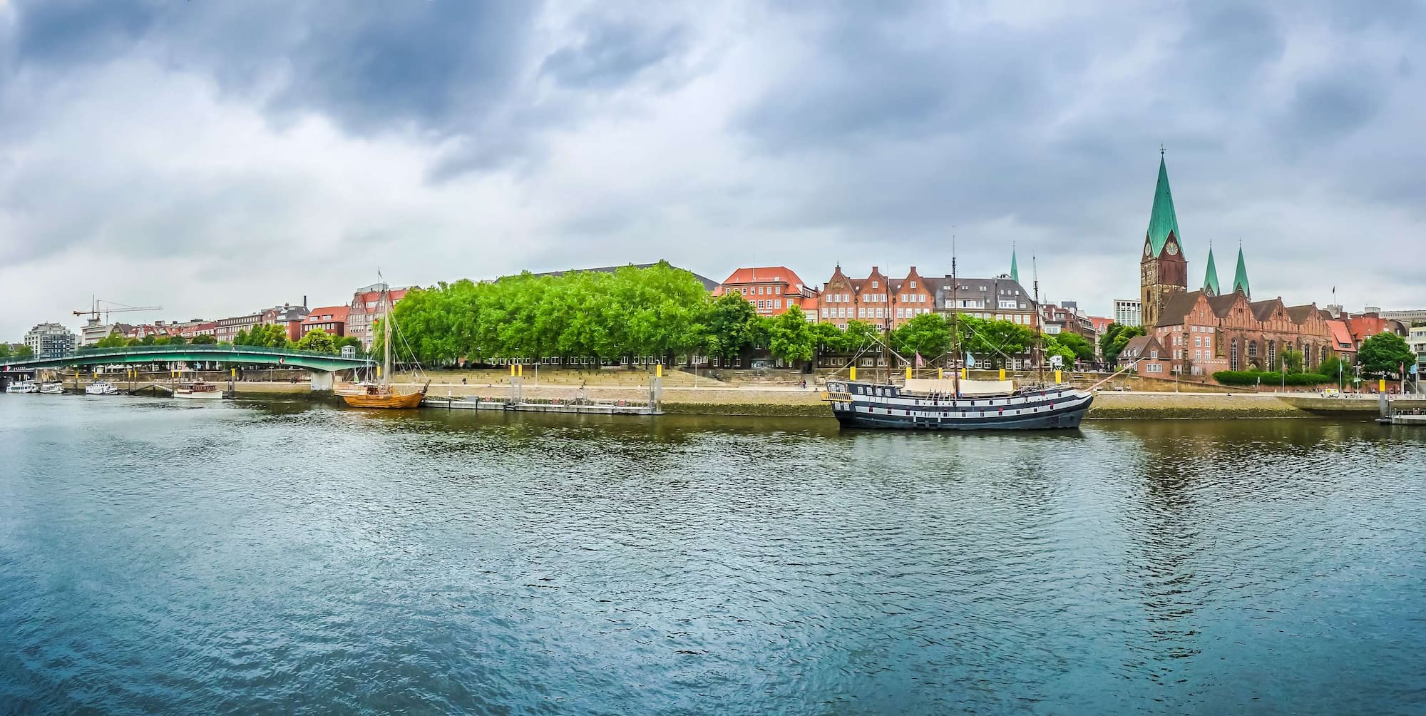 Reiseziel-Seiten – Fluss und Stadtblick Bremen