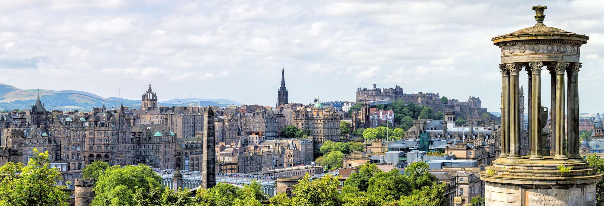 Destinationssider - luftfoto med byudsigt over Edinburgh