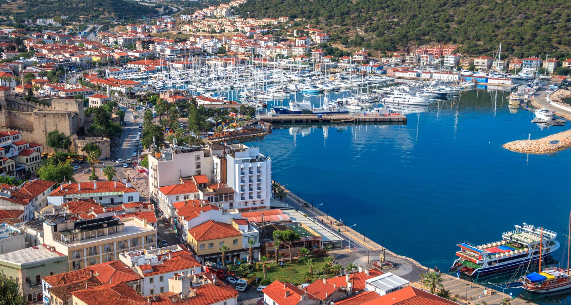 Destinasyon Sayfaları - İzmir Çeşme’de Kuş Bakışı Liman ve Şehir Manzarası