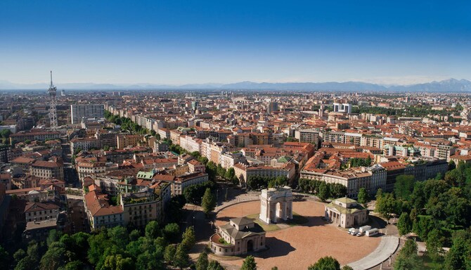 Destinationssider - luftfoto med byudsigt over Milano