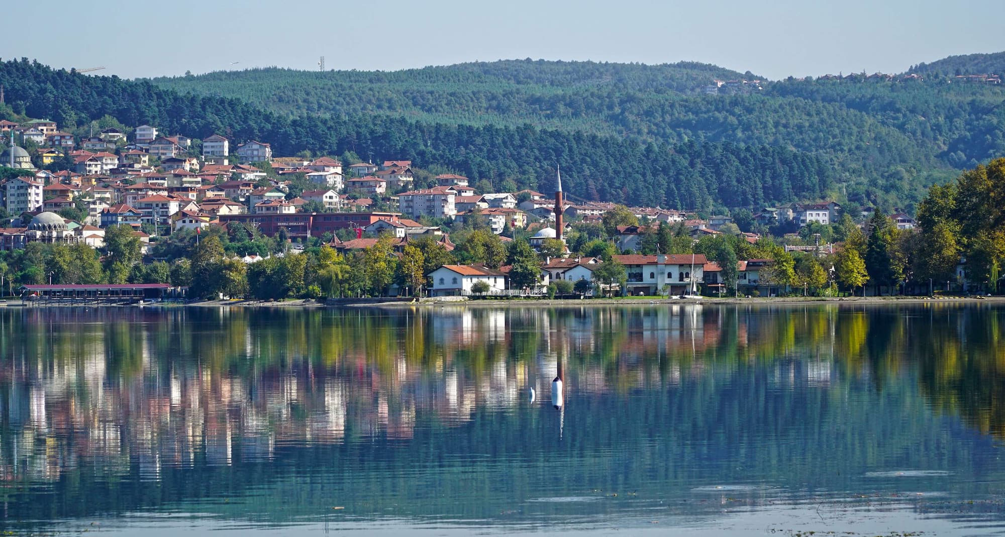 Pages relatives aux destinations - Vue aérienne du lac et de la ville de Sakarya