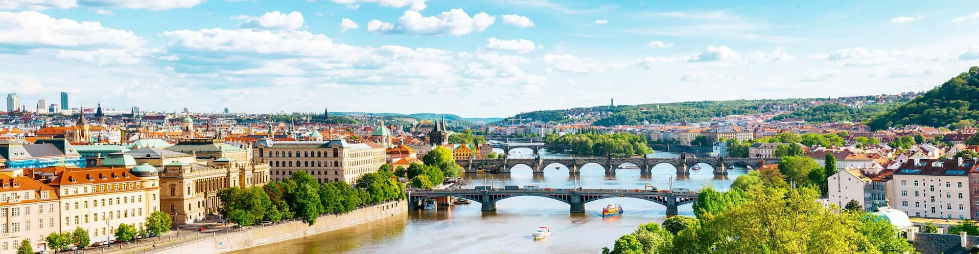 Bestemmingspagina’s - Luchtfoto van de stad en rivier in Praag