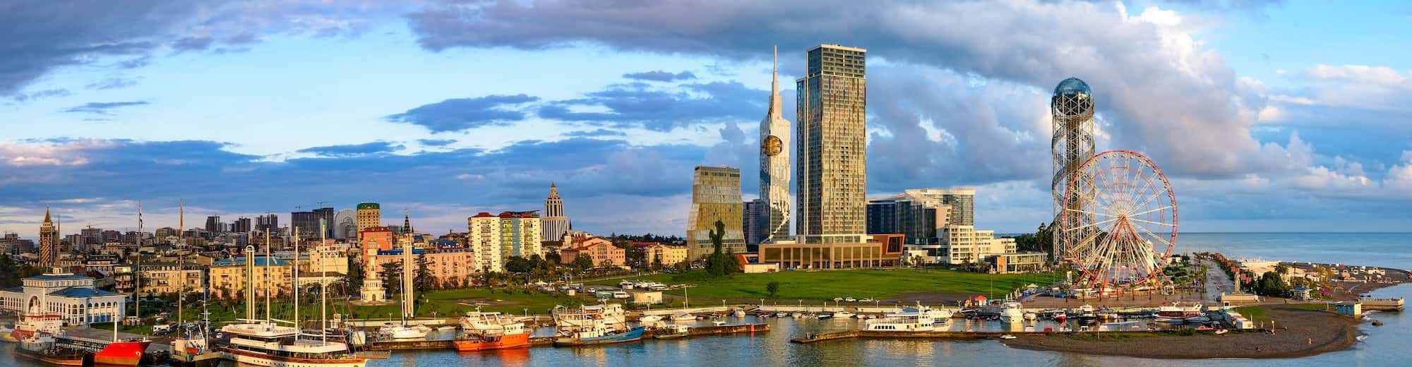 Reisemålssider - utsikt over havn og by i Batumi