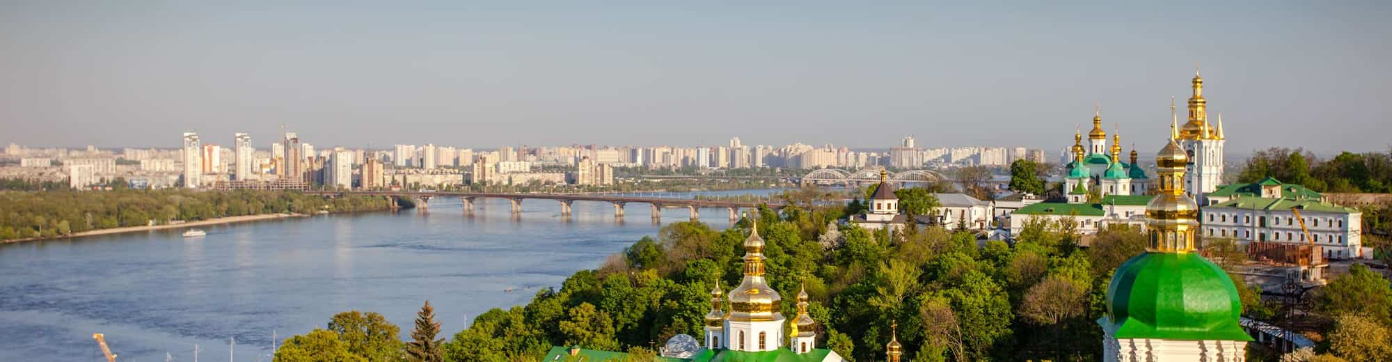 Páginas de destino - Vista aérea del río y la ciudad de Kiev