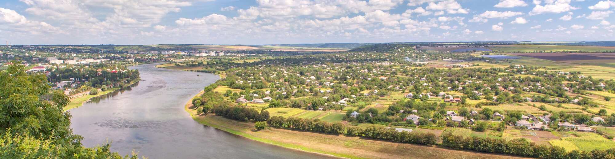 Bestemmingspagina’s – Luchtfoto van stad en rivier in Moldavië