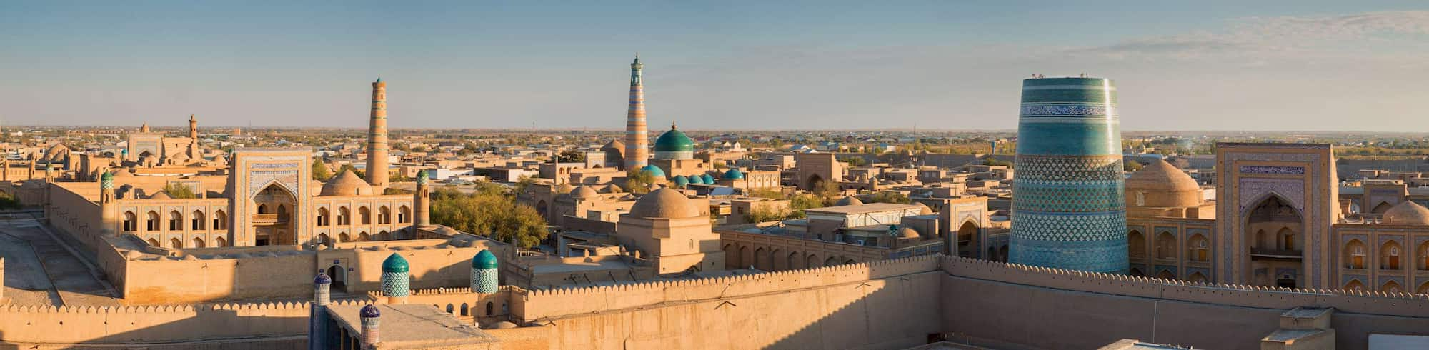 Reisemålssider – skyline i gammel by i Usbekistan