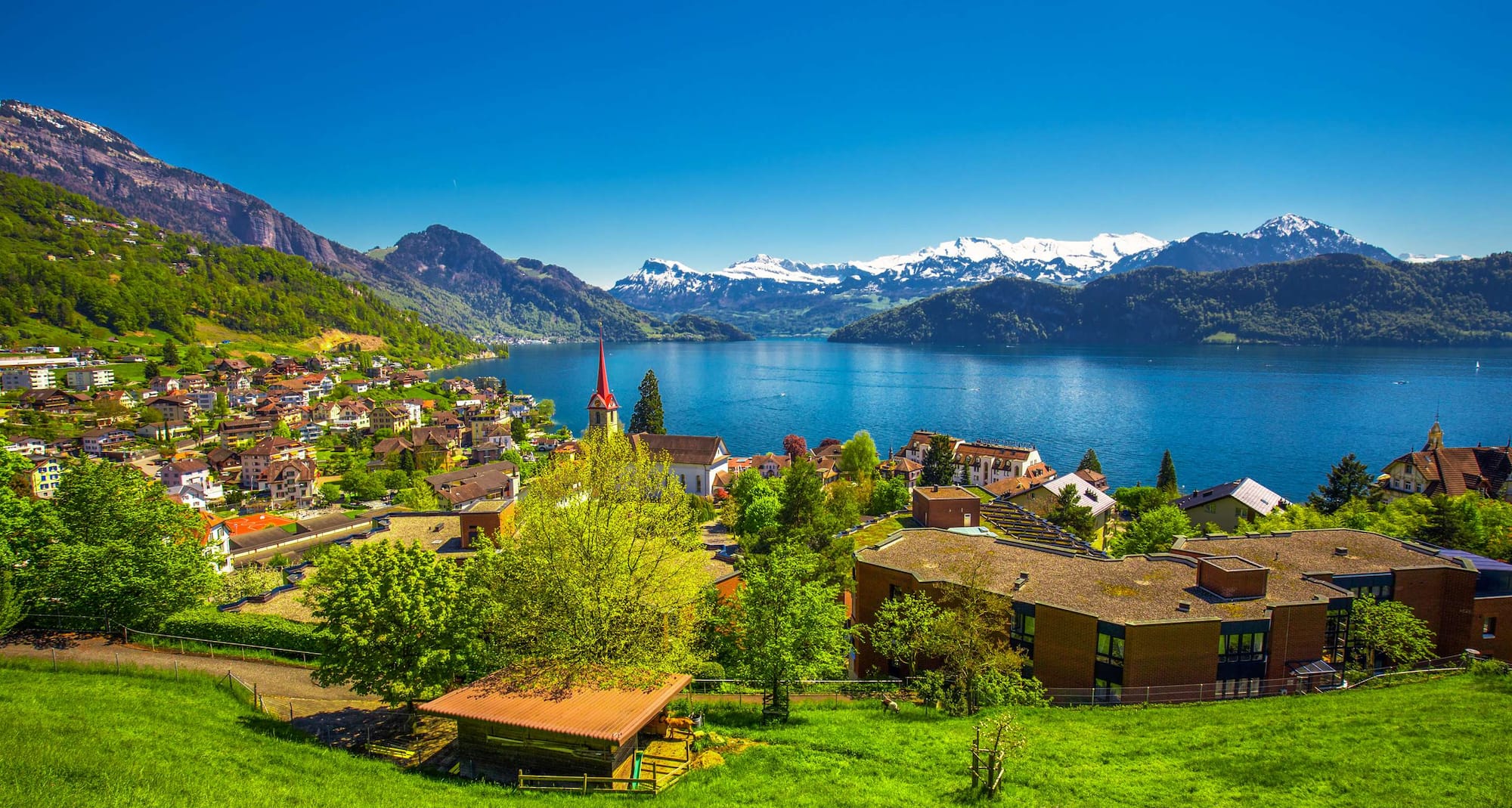 Páginas de destino - Vista de la ciudad y las montañas en Suiza