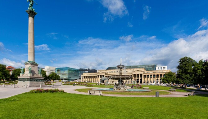Matkakohdesivut - Schlossplatz-aukio Stuttgartissa