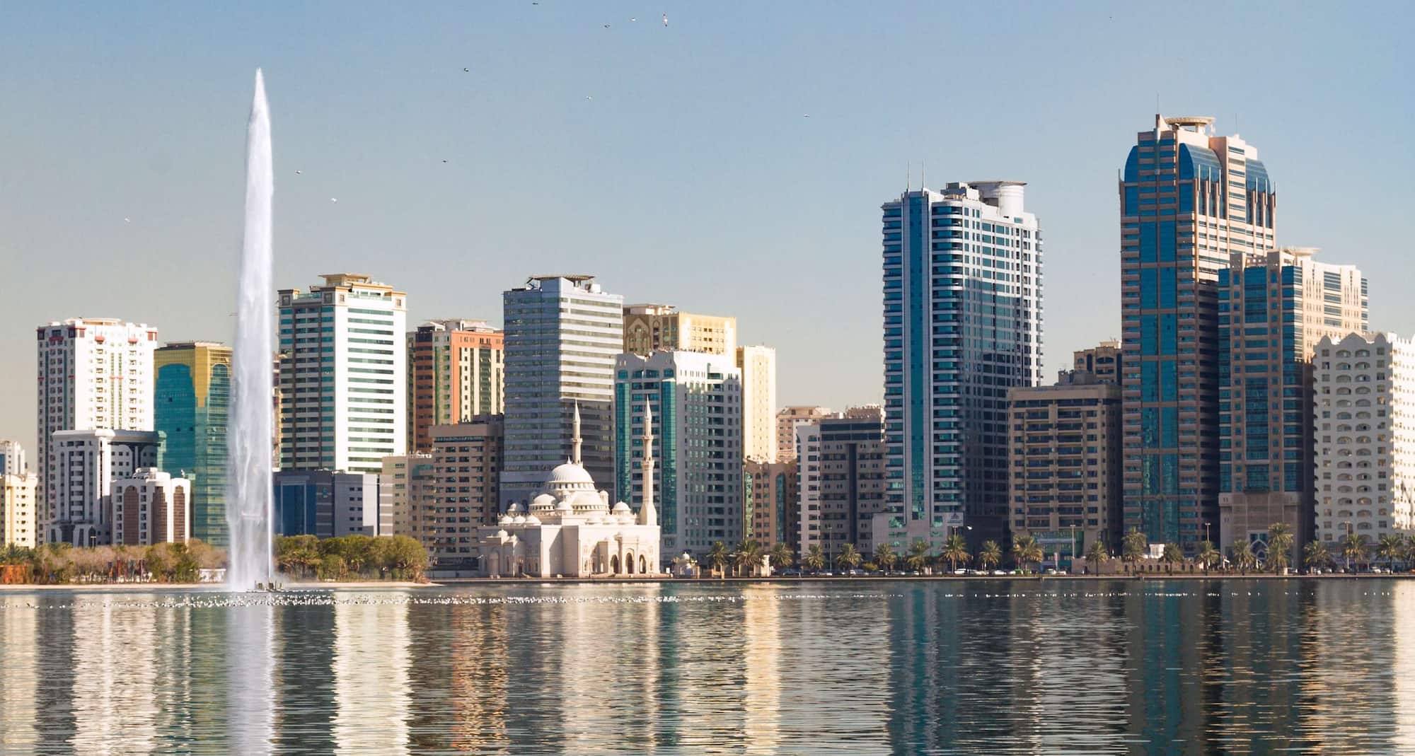 Bestemmingspagina’s – Skyline en moskee in Sharjah