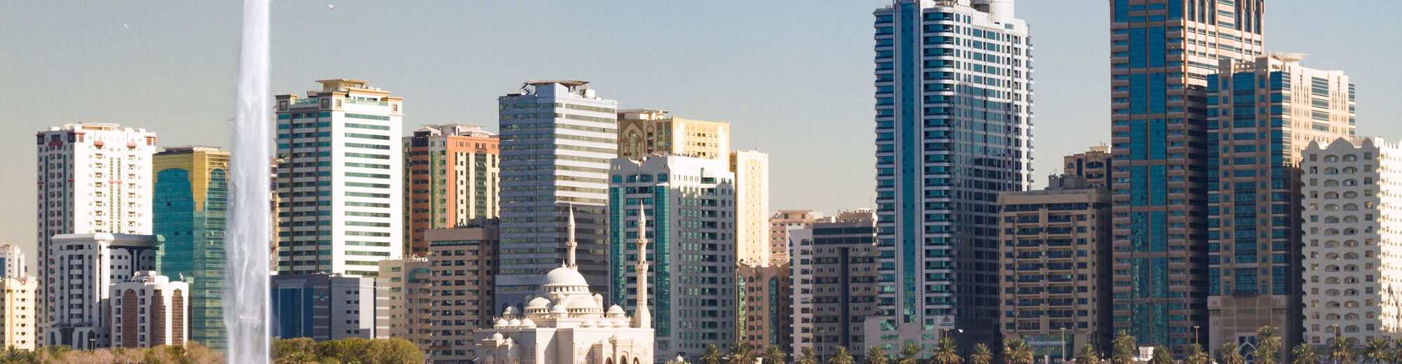 Pagine sulla destinazione - Skyline e moschea a Sharjah