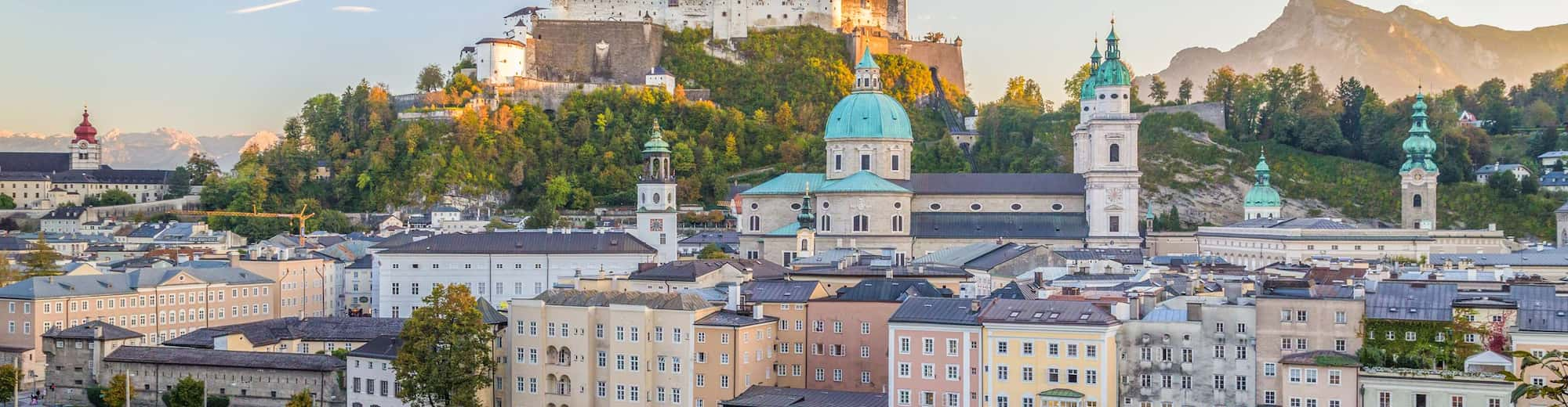 Reisemålssider – utsikt over by og slott i Salzburg