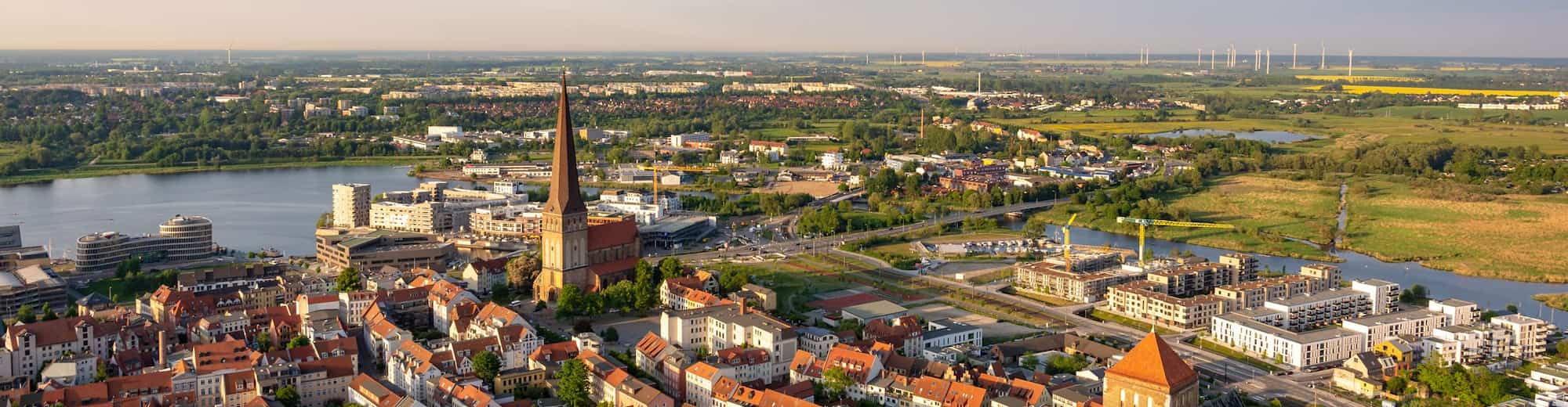 Páginas de destinos - Vista aérea da cidade de Rostock