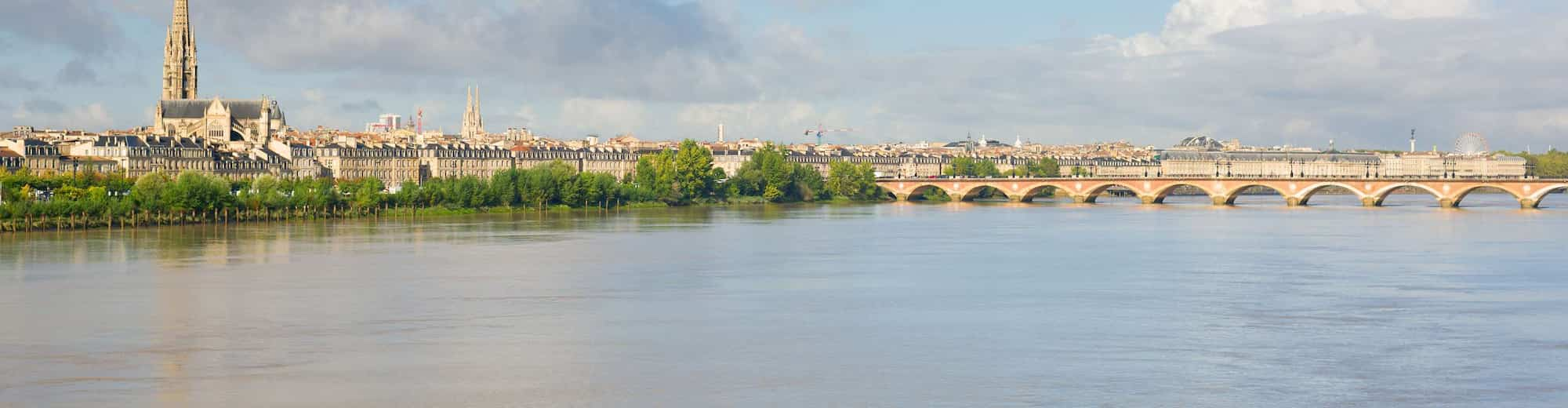 Reisemålssider – luftfoto av elv og by i Bordeaux