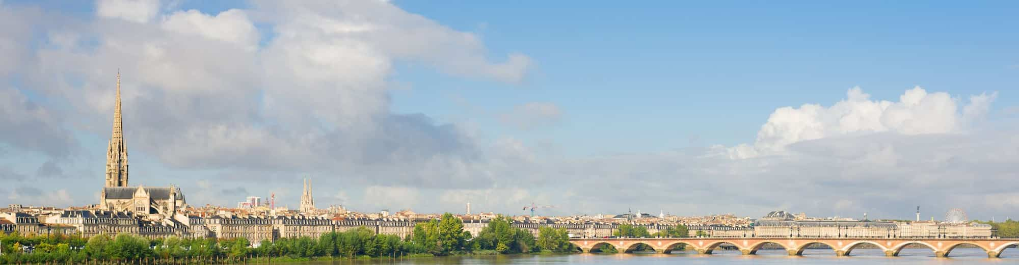 Bestemmingspagina’s – Luchtfoto van rivier en stad van Bordeaux