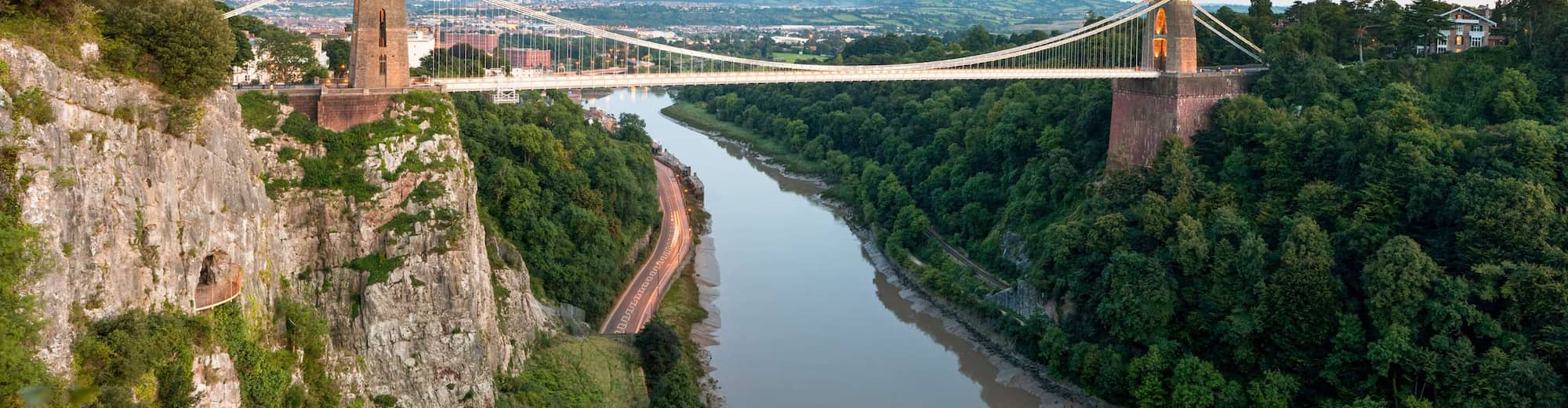 Páginas de destinos - Vista do rio e da cidade de Bristol