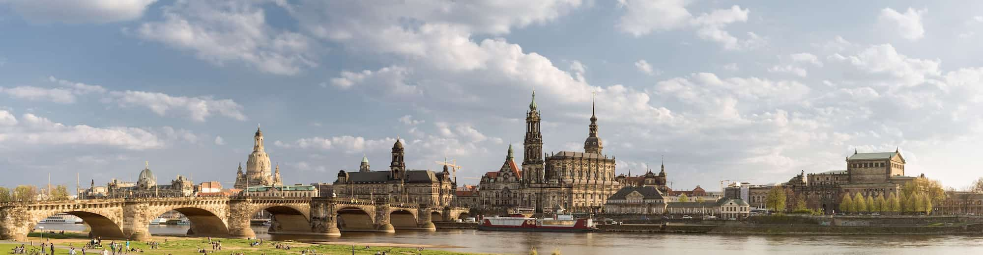 Páginas de destinos - Vista aérea do rio e da cidade de Dresden