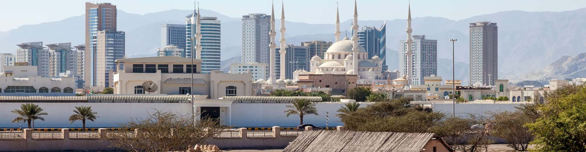 Reiseziel-Seiten – Luftaufnahme von Stadt und Moschee, Fudschaira