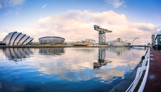 Matkakohdesivut - Ilmasta kuvattu kaupunki- ja jokinäkymä Glasgow’ssa