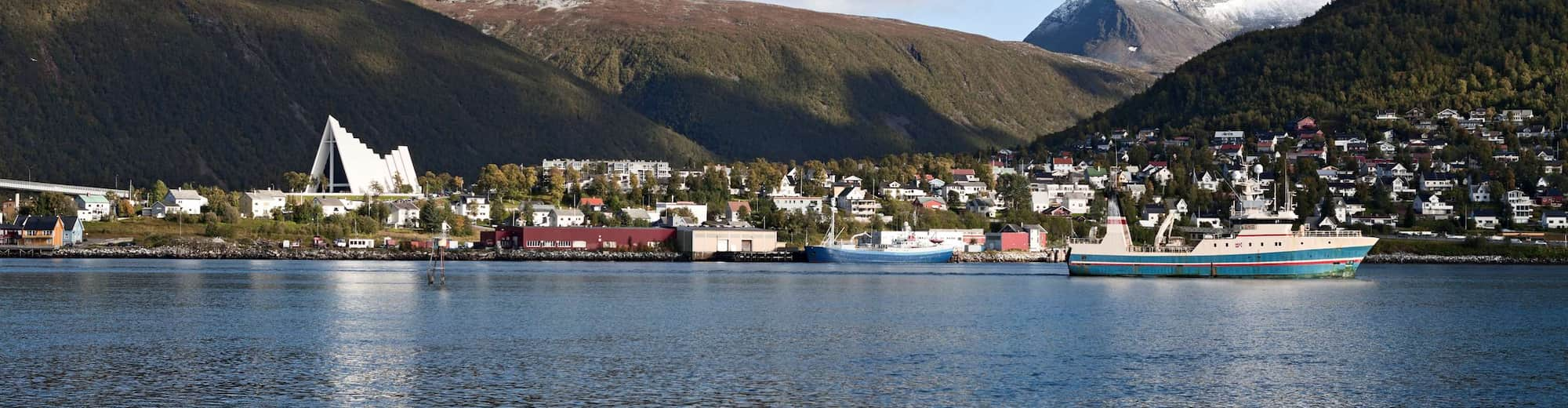 Páginas de destino - Vista de la iglesia y la ciudad en Tromsø