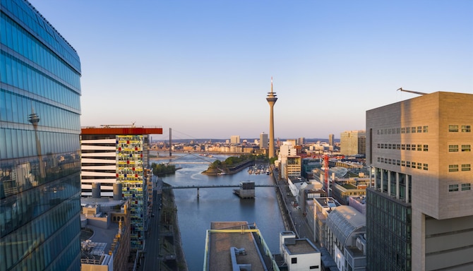 Blog images - 2025 VOL 2 - Medienhafen s Architectural Wonders