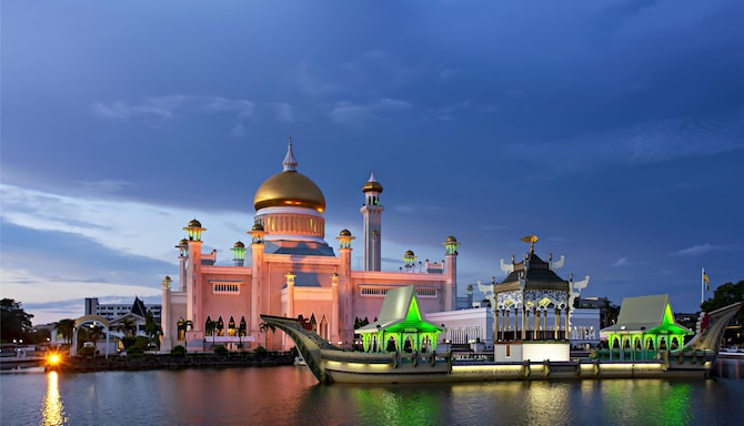 Blog images - 2025 VOL 2 - Discover the Allure of Sultan Omar Ali Saifuddien Mosque