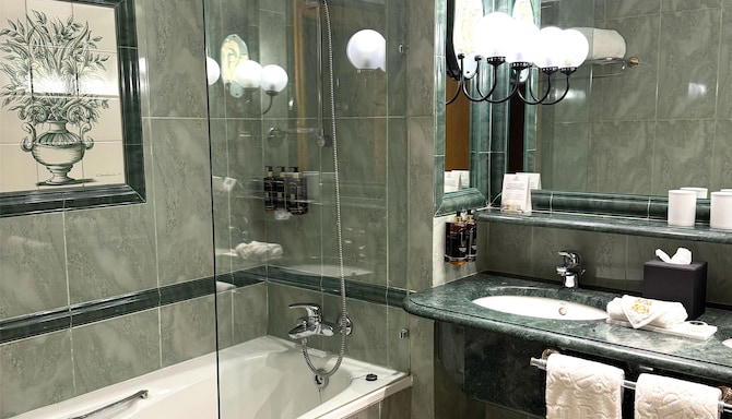 Dom Pedro Lisboa Hotel, a member of Radisson Individuals - Premium Room bathroom