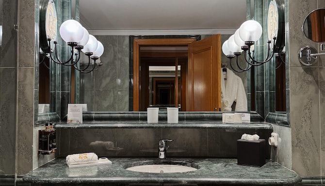 Dom Pedro Lisboa Hotel, a member of Radisson Individuals - Premium Room River View bathroom