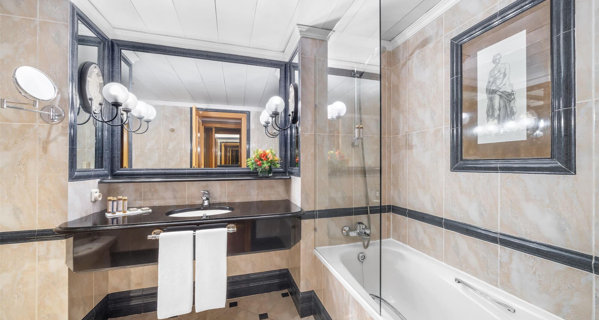 Dom Pedro Lisboa Hotel, a member of Radisson Individuals - Family and Superior Room Bathroom