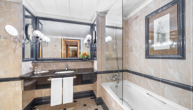 Dom Pedro Lisboa Hotel, a member of Radisson Individuals - Family & Superior Room Bathroom