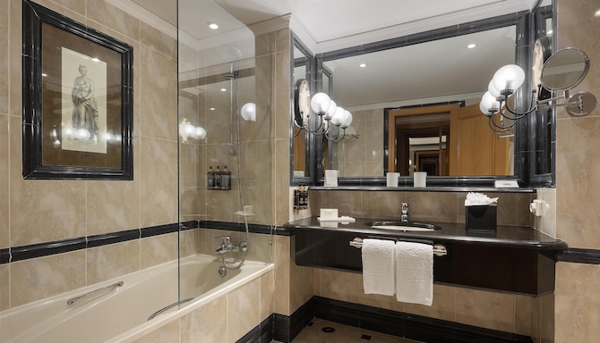 Dom Pedro Lisboa Hotel, a member of Radisson Individuals - Superior room wc