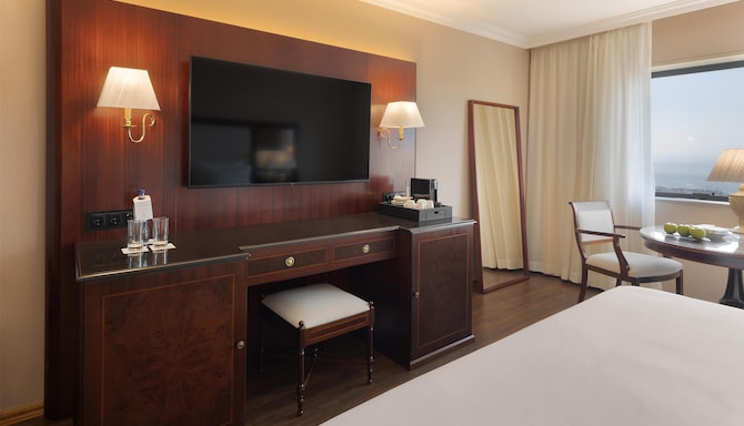 Dom Pedro Lisboa Hotel, a member of Radisson Individuals - Premium Room River View TV