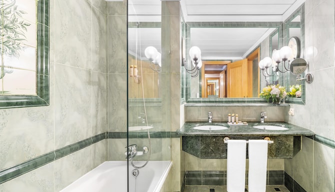 Dom Pedro Lisboa Hotel, a member of Radisson Individuals - Premium Suite bathroom