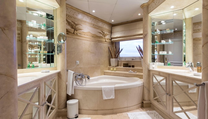 Dom Pedro Lisboa Hotel, a member of Radisson Individuals - Presidential Suite Bathroom