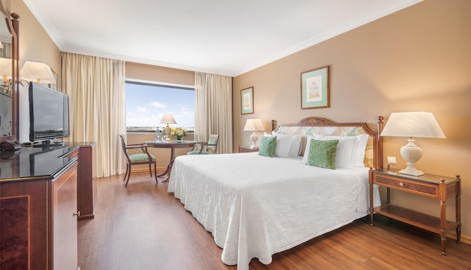 Dom Pedro Lisboa Hotel, a member of Radisson Individuals - Premium Suite - City View