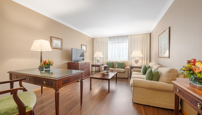 Dom Pedro Lisboa Hotel, a member of Radisson Individuals - Suite living room