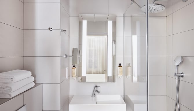 East Side Hotel Paris Gare de l Est, a member of Radisson Individuals - Guest Room Bath