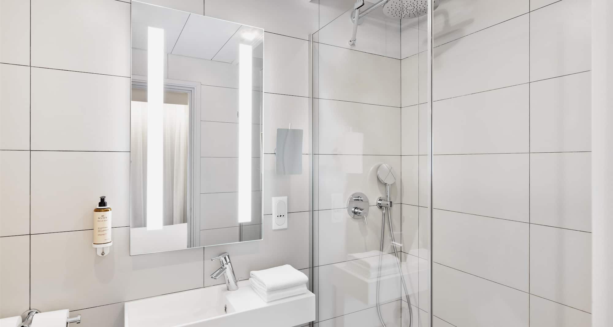 East Side Hotel Paris Gare de l'Est, a member of Radisson Individuals - Guest Room Bath