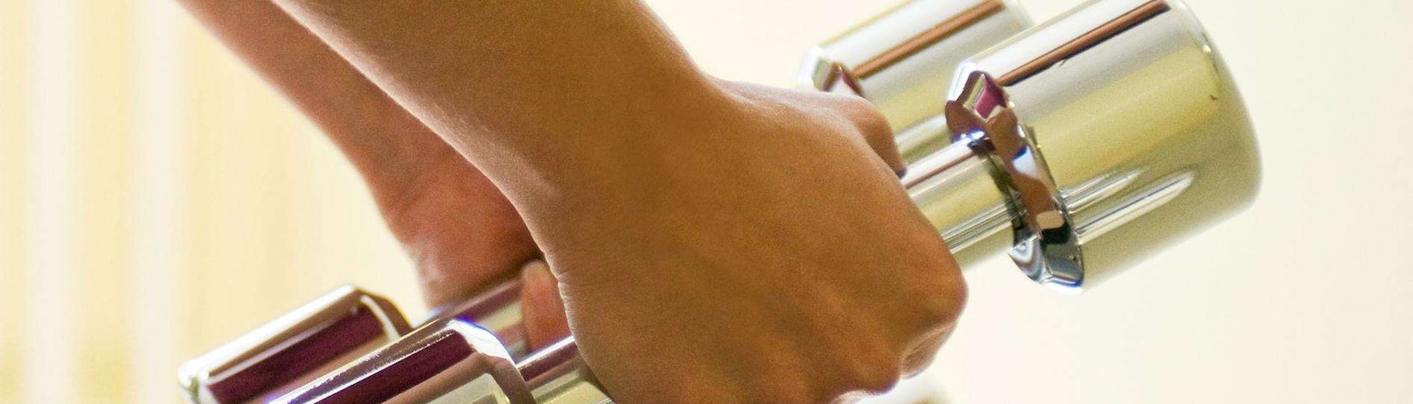 Spor, Sağlıklı Yaşam ve Spa - Spor salonu - bir stanttan serbest ağırlıkları kaldıran eller