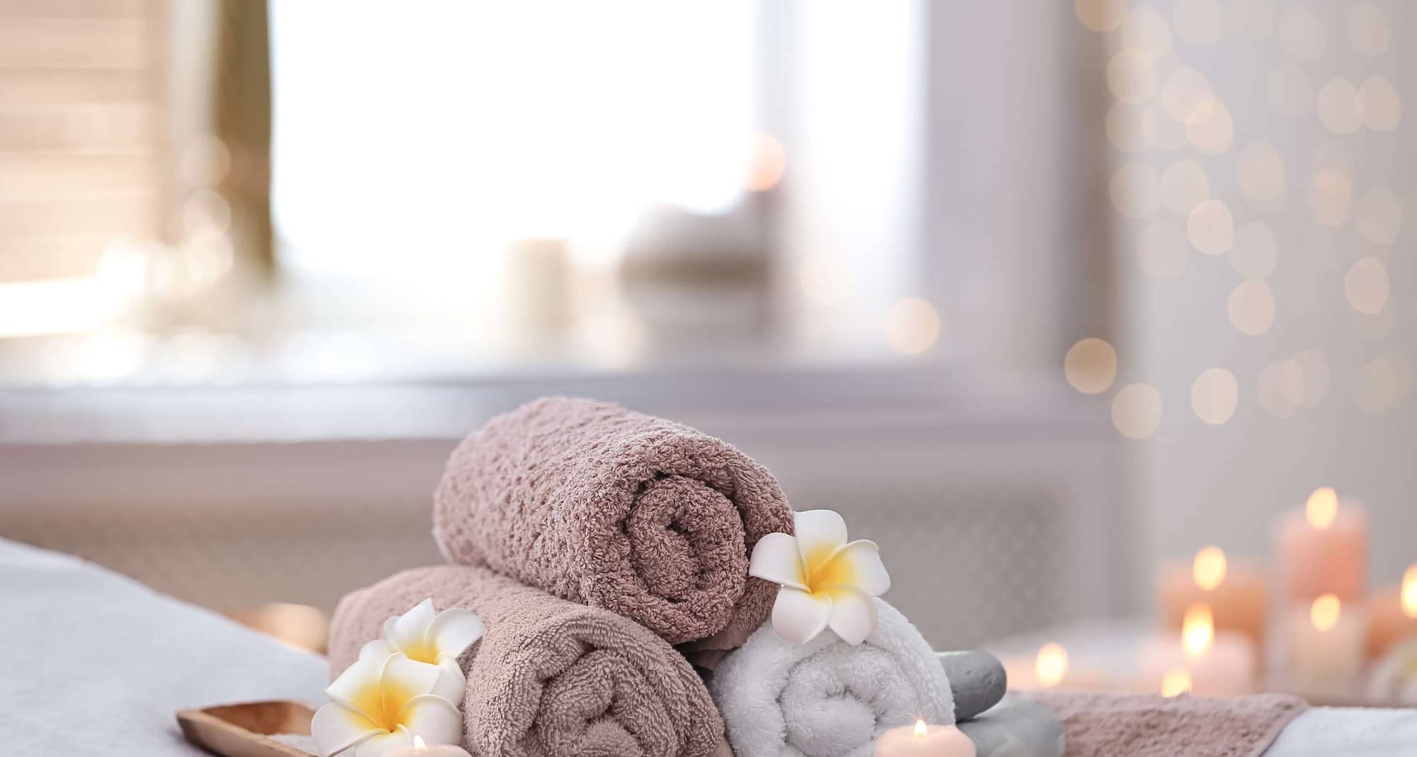 फिटनेस, वेलनेस और स्पा - तौलियों के साथ स्पा ट्रीटमेंट बेड