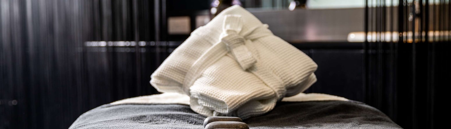 Fitness, Wellness & Spa - Spa treatment bed with hot stones